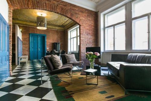 OLD TOWN - 4 Room 2 Bathroom Apartment