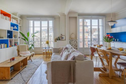 un salon avec un canapé et une table dans l'établissement Paris Les Amandiers Residence, à Paris