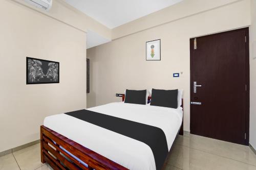 Postel nebo postele na pokoji v ubytování Super Townhouse Trivandrum Near Padmanabhaswamy Temple