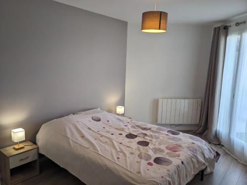 Ce lit se trouve dans une chambre dotée de 2 lampes et d'un lit sidx sidx. dans l'établissement Agréable T2 dernier étage avec balcon & parking - Grenoble Europole, à Grenoble