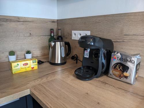 une cafetière assise au-dessus d'un comptoir dans l'établissement Agréable T2 dernier étage avec balcon & parking - Grenoble Europole, à Grenoble
