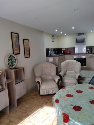 un salon avec deux chaises et une table dans l'établissement La parenthèse à la campagne, à La Canourgue