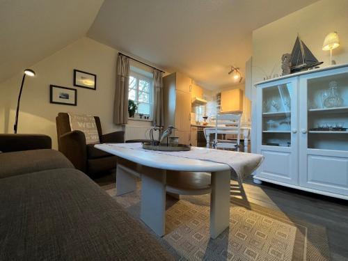 a living room with a table with a sink at Greggersen - Whg 2 in Nieblum