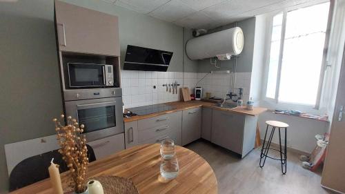 Kuchyň nebo kuchyňský kout v ubytování Appartement centre-ville Privas