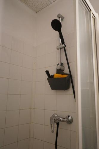 La salle de bains est pourvue d'une douche et d'un sèche-cheveux. dans l'établissement Appartement centre-ville Privas, à Privas