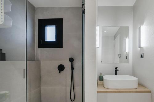Bask - Glamorous 2 Bedroom Apartment in Athens