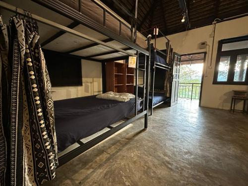 ein Schlafzimmer mit zwei Etagenbetten in einem Zimmer in der Unterkunft Atlas Valley in Pai