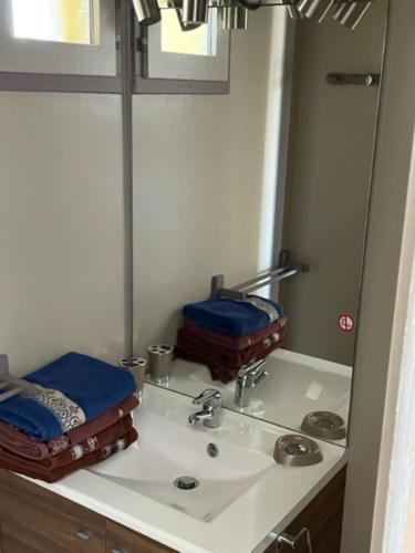 une salle de bain avec un lavabo et un miroir dans l'établissement Studio dans le village des pecheurs de Carro, à Martigues