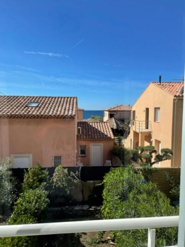 - un balcon avec vue sur certains bâtiments dans l'établissement Studio dans le village des pecheurs de Carro, à Martigues