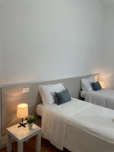 Ein Bett oder Betten in einem Zimmer der Unterkunft Bnbook Quadrilocale Italia