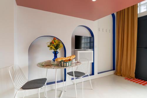 une salle à manger avec une table, des chaises et un miroir dans l'établissement Osea - A 50 mètres du Vieux-Port, à Marseille