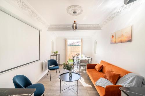 un salon avec un canapé et une table dans l'établissement Hellenica - Proximité gare, à Marseille