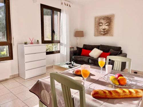 un salon avec une table et un canapé dans l'établissement Beausite YourHostHelper, à Cannes