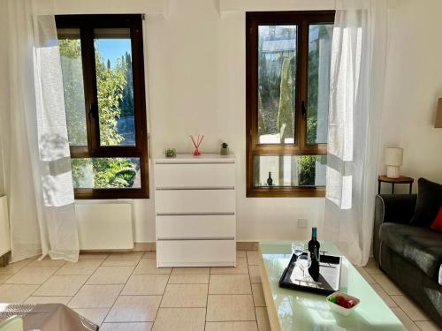 un salon avec un canapé et une table dans l'établissement Beausite YourHostHelper, à Cannes