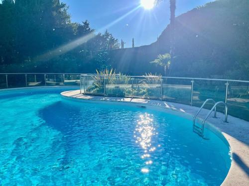 une piscine avec de l'eau bleue dans une cour dans l'établissement Beausite YourHostHelper, à Cannes