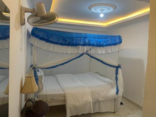 Postel nebo postele na pokoji v ubytování Nairobi Transit Lounge