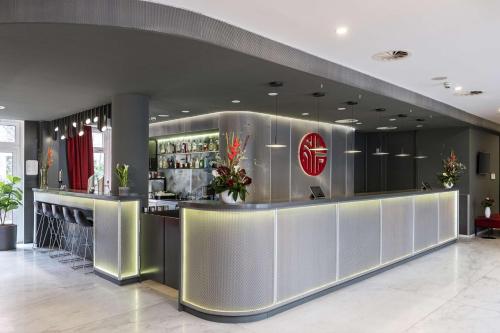 Lounge atau bar di NH Collection Hamburg City