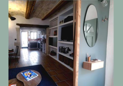 - un salon avec une table et un miroir dans l'établissement La Casamia, maison avec cour privative, à 2 pas de la Place aux Herbes, à Uzès