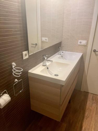 a bathroom with a sink and a mirror at MEDITERRANEAN HOUSE - Habitaciones Privadas en Casa Compartida in Mairena del Aljarafe