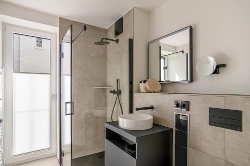 ein Badezimmer mit Waschbecken und Spiegel in der Unterkunft Ferienwohnung Strandlounge Schönberg - Kalifornien in Kalifornien