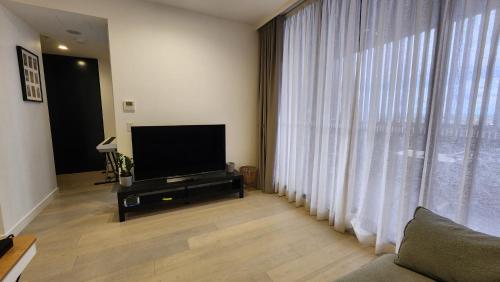 Μια τηλεόραση ή/και κέντρο ψυχαγωγίας στο Cozy and Modern 1 Bedroom in Hurstville