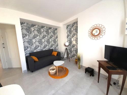 a living room with a couch and a table at Élégant appartement Vatan centre in Vatan