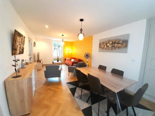 ein Esszimmer und ein Wohnzimmer mit Tisch und Stühlen in der Unterkunft Élégante maison avec patio Vatan Centre in Vatan