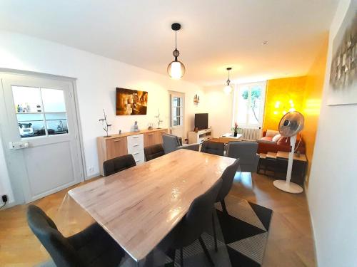 un salon avec une table et des chaises en bois dans l'établissement Élégante maison avec patio Vatan Centre, à Vatan