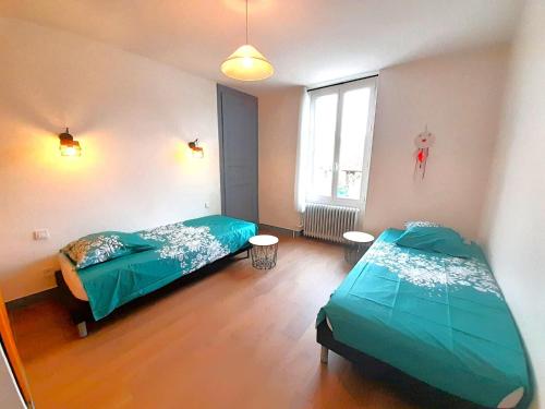 ein Schlafzimmer mit zwei Betten und einem Fenster in der Unterkunft Élégante maison avec patio Vatan Centre in Vatan