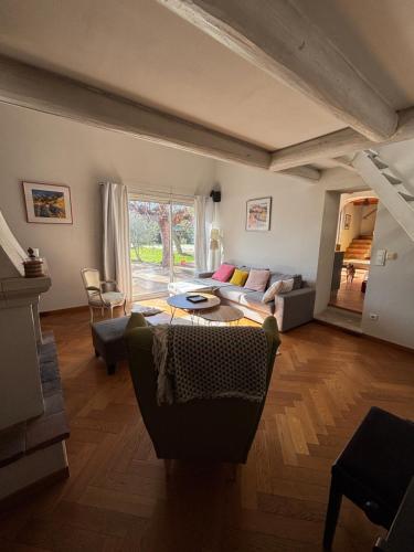 een woonkamer met een bank en een tafel bij Mas de charme provencal in Cavaillon