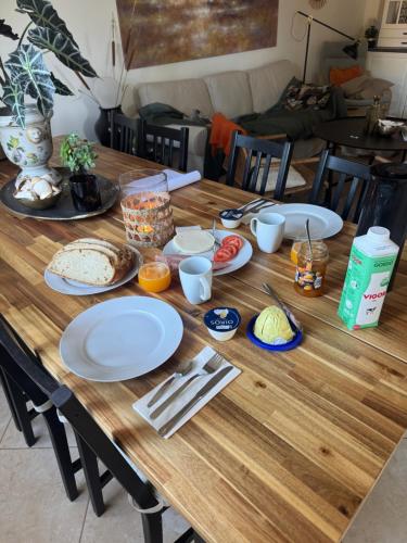 Una mesa de madera con platos de comida encima. en Quinta do Pedro, en Luz de Tavira