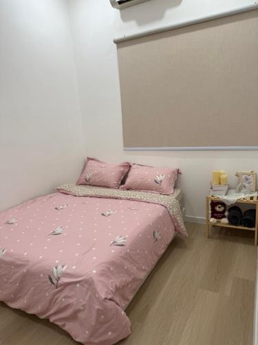 French Style Comfy Homestay Alor Setar 现代极简法式温馨民宿にあるベッド