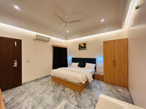 Postel nebo postele na pokoji v ubytování Hotel Dhanraj Inn