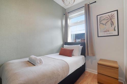 ein kleines Schlafzimmer mit einem Bett und einem Fenster in der Unterkunft High-End home, Free Parking, 3 beds, sleeps 5 in Ferryhill