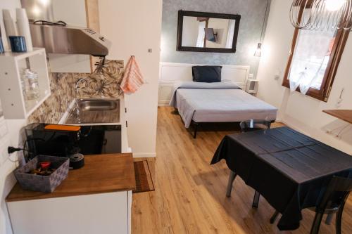 Cette petite chambre comprend un lit et une petite cuisine. dans l'établissement B&B La Fenice, à Bologne
