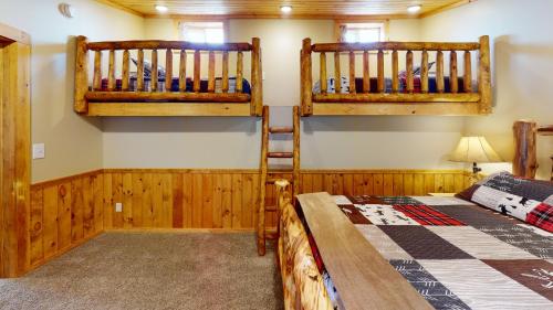 Ένα ή περισσότερα κρεβάτια σε δωμάτιο στο Rough Cut Lodge
