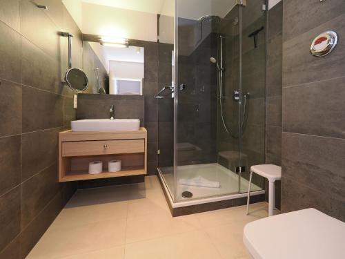 ein Badezimmer mit Dusche, Waschbecken und Toilette in der Unterkunft Seehof Seehof 121 in Bansin