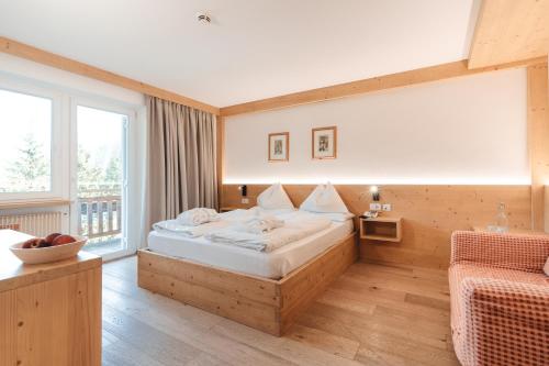 Postel nebo postele na pokoji v ubytování Hotel Kreuzberg Monte Croce