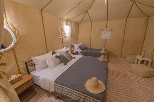 Postel nebo postele na pokoji v ubytování Safari Desert Camp