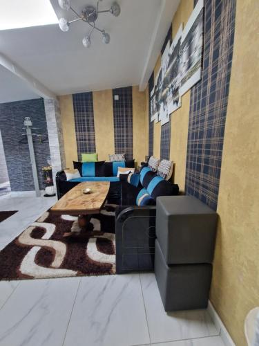 Ruang duduk di charming house for 5 people Sirine57 long stay