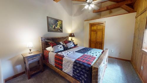 Ένα ή περισσότερα κρεβάτια σε δωμάτιο στο Rough Cut Lodge