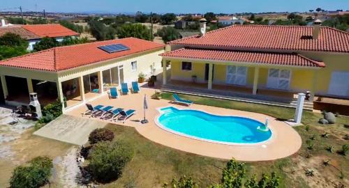 an aerial view of a house with a swimming pool at Pôr-do-sol Villa in São Pedro do Corval