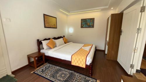 a bedroom with a bed in a room at Fortune Retreats in Ooty