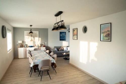 un salon avec une table et un canapé dans l'établissement Ti Marie Thérèse, à Fouesnant