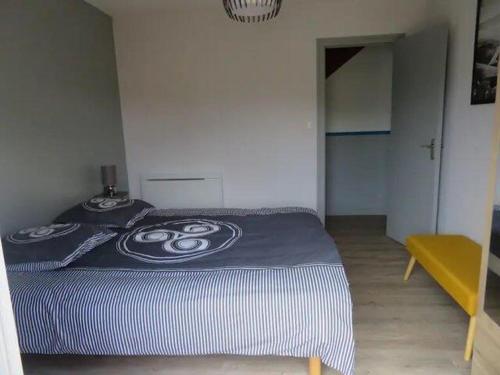 une chambre avec un lit avec une photo dessus dans l'établissement Ti Marie Thérèse, à Fouesnant