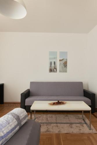 Historic Redesigned Schönbrunn Palace Apartments w Free Parking and 24h Check-in