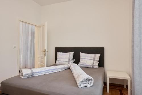 Historic Redesigned Schönbrunn Palace Apartments w Free Parking and 24h Check-in