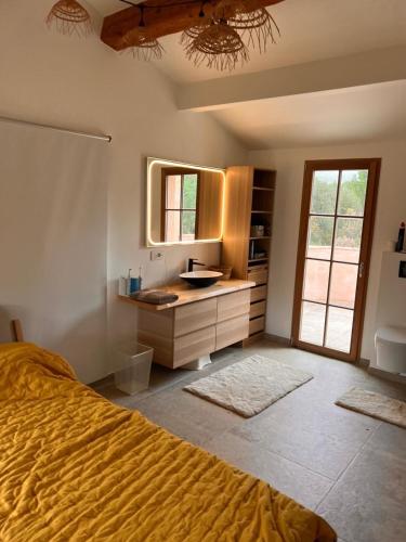 une chambre avec un lit, un lavabo et un miroir dans l'établissement Villa La Perla, a true gem near Sainte-Maxime!, au Muy