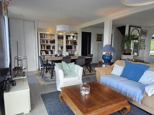 Χώρος καθιστικού στο Maison vue mer incroyable 180 degrés , accès direct plage et GR34