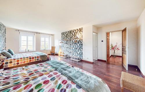 Katil atau katil-katil dalam bilik di Stunning Home In Flaignes-Havys